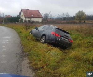 Pijany 21-latek ucieczkę przed policją zakończył w rowie