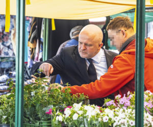 Paweł Kowal na targu