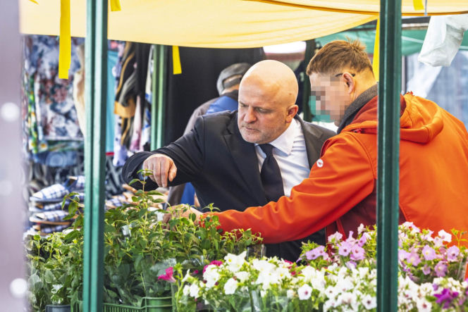 Paweł Kowal na targu
