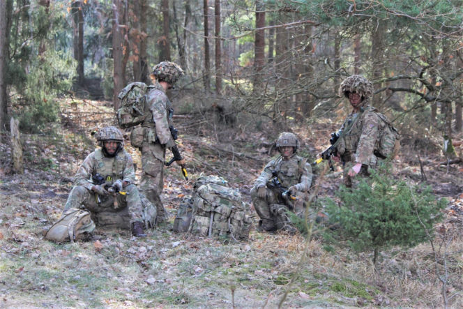 Brytyjscy żołnierze, ćwiczenia na poligonie