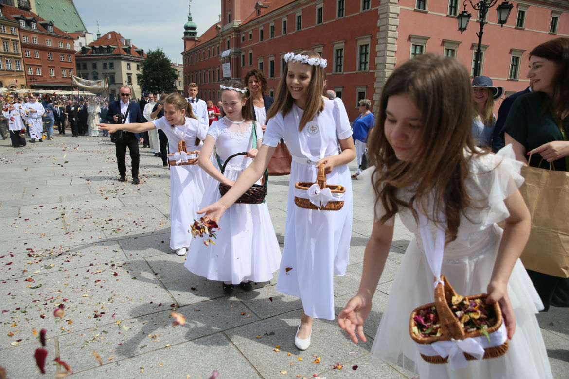 Centralna procesja Bożego Ciała w Warszawie. Ołtarze nawiązywały do wojny