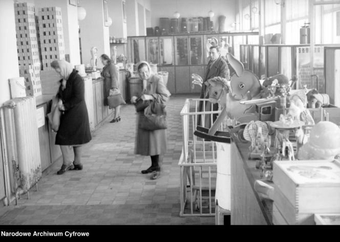 Sklep wielobranżowy Powszechny Dom Towarowy