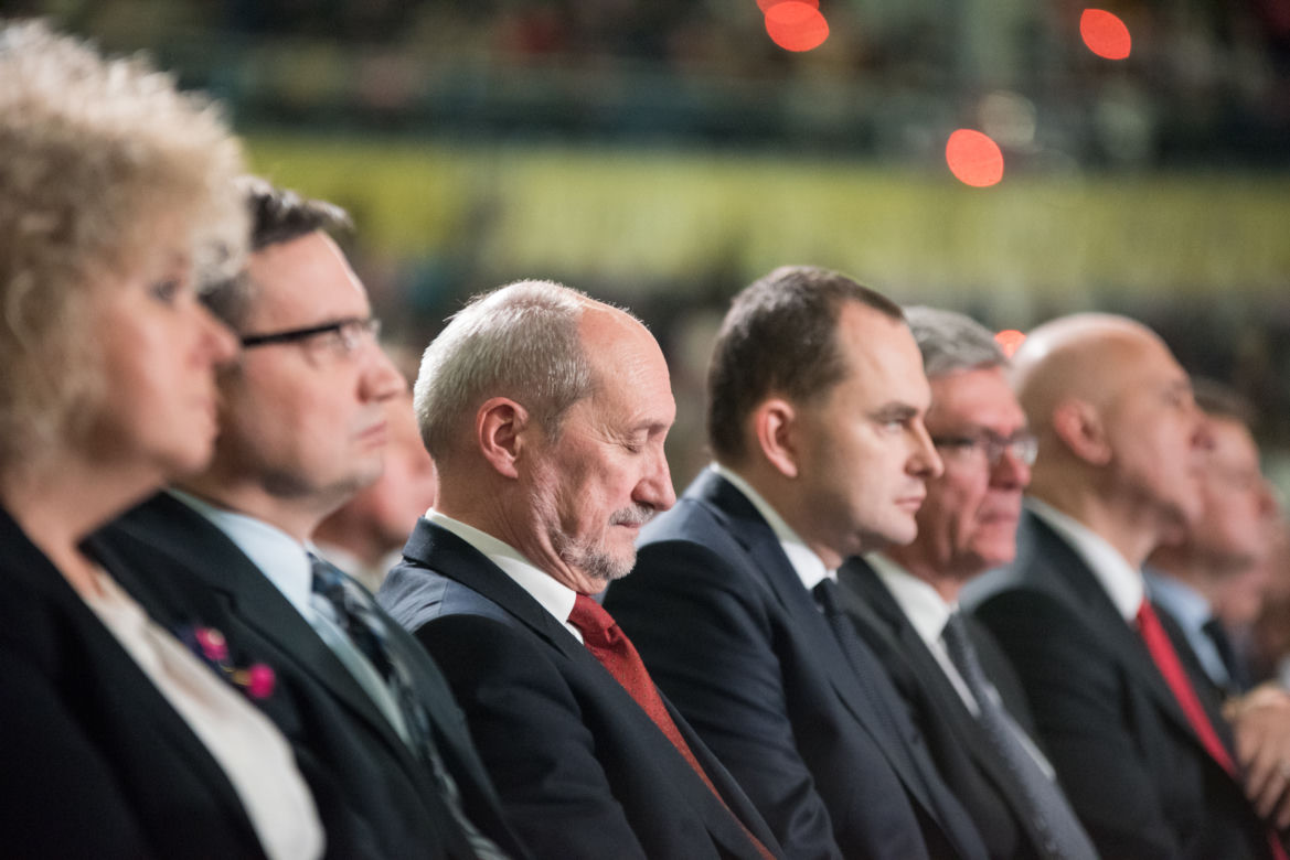 Rząd tańczy i śpiewa na urodzinach Radia Maryja