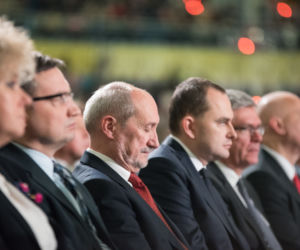 Rząd tańczy i śpiewa na urodzinach Radia Maryja