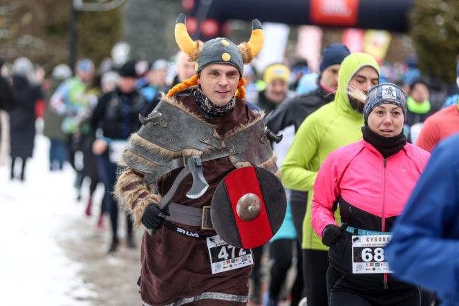 Wystrzał startera zamiast szampana. Tłumy powitały Nowy Rok na XX Śląskim Maratonie Noworocznym Cyborg