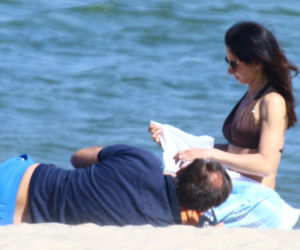 Marta Kaczyńska z mężem i synem na plaży
