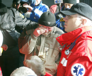 Zbigniew Nowak uratowany. Ratownicy wynoszą go z kopalni Halemba