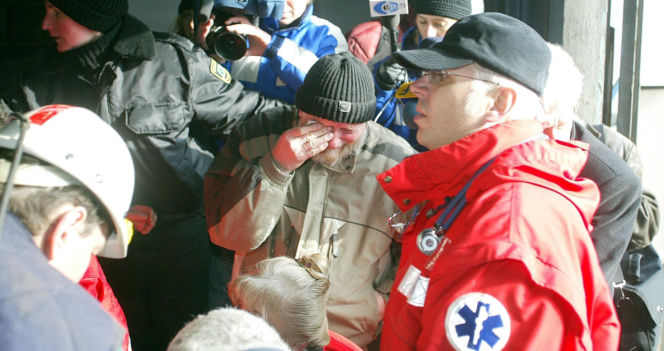 Zbigniew Nowak uratowany. Ratownicy wynoszą go z kopalni Halemba