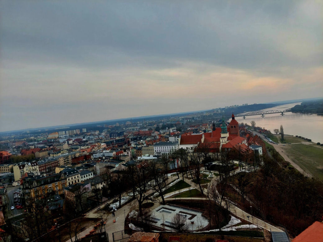 Kierunek: Grudziądz. Kuszą tężnia w szklanej piramidzie i unikatowe spichrze nad Wisłą. Z jednej strony są jak kamieniczki, z drugiej jak mury obronne