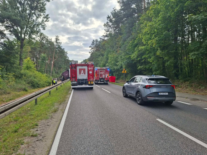 Śmiertelny wypadek w Stykowie na DK 42. Na miejscu zginął 23 letni mężczyzna