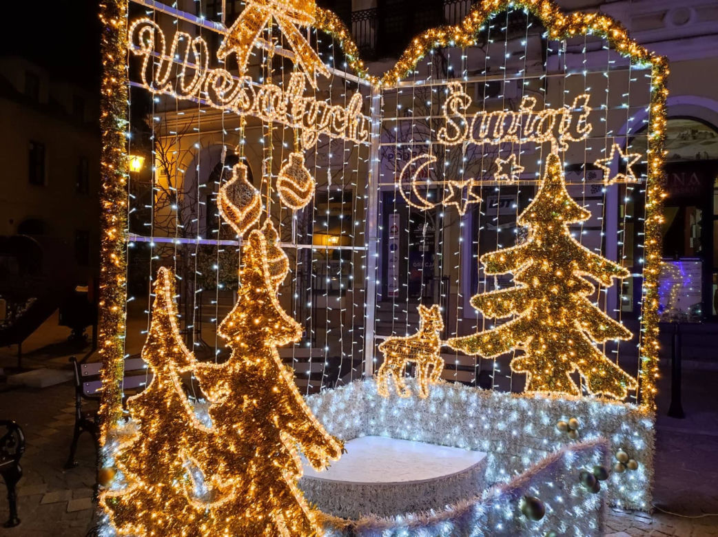 Tarnów. Świąteczna iluminacja już rozbłysła. Tak wygląda choinka na pl. Kazimierza