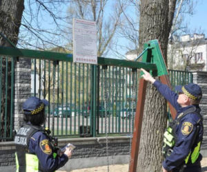Groza na placach zabaw: Konieczna była interwencja Straży Miejskiej! 
