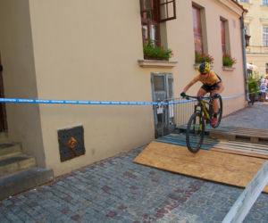 Na rowerach między kamienicami Starego Miasta. Eliminator MTB w Lublinie