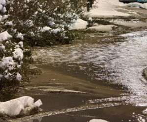 Kilkanaście awarii wodociągowych w Nowy Rok w Warszawie, zalane ulice. Kilkadziesiąt budynków bez wody