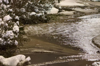 Kilkanaście awarii wodociągowych w Nowy Rok w Warszawie, zalane ulice. Kilkadziesiąt budynków bez wody