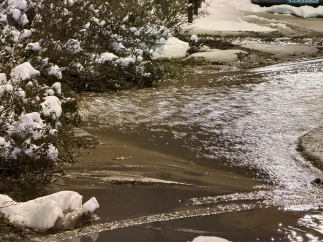 Kilkanaście awarii wodociągowych w Nowy Rok w Warszawie, zalane ulice. Kilkadziesiąt budynków bez wody