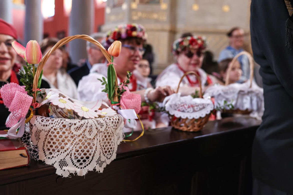 Święcenie pokarmów w strojach ludowych w Bytomiu