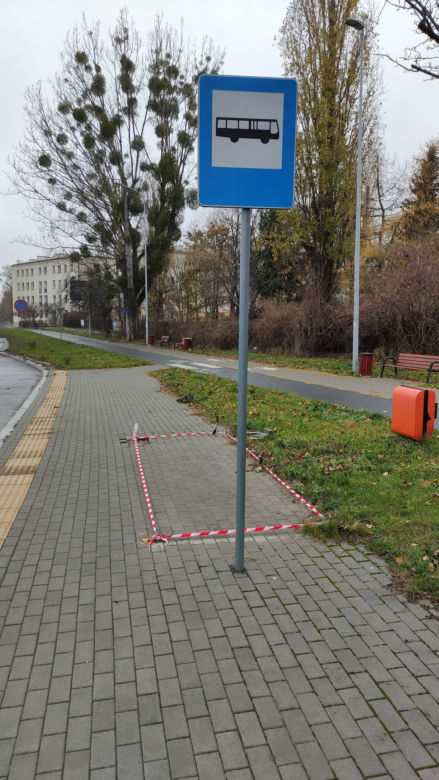 Przystanek-widmo z Torunia stał pusty trzy lata, teraz zniknął. Magistrat milczy.