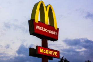 PRZERAŻAJĄCY widok! W McDonaldzie pod Warszawą sufit SPADŁ na LUDZI!