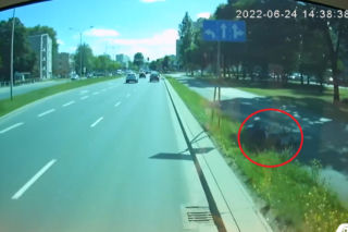 Warszawa: wzorowa postawa kierowcy miejskiego autobusu. Zatrzymał się i pobiegł na ratunek