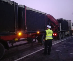 Betonowe szamba na DK10. Transportem zainteresowała się ITD