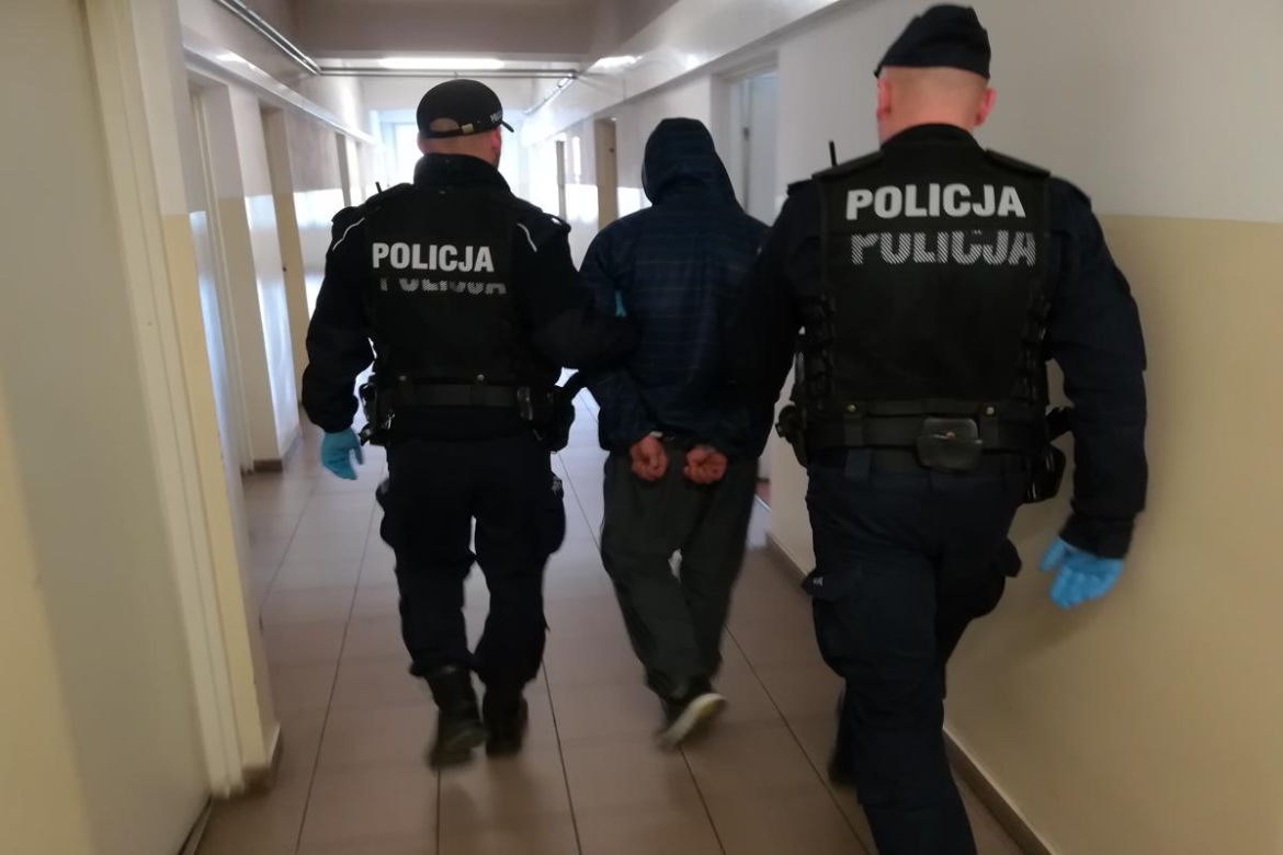 Policyjna interwencja w jednym z bloków w Toruniu. W tle amfetamina i marihuana