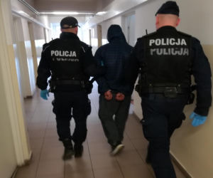 Policyjna interwencja w jednym z bloków w Toruniu. W tle amfetamina i marihuana