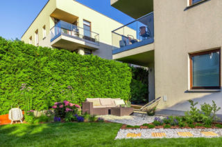 Ogródek przy mieszkaniu w bloku