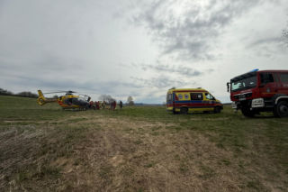 Groźny wypadek w lesie pod Tarnowem. Lina uderzyła 60-latka w głowę, lądował śmigłowiec LPR