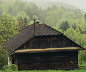 Remont drewnianej chaty w Tropiu (woj. małopolskie)