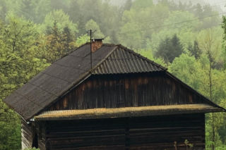 Remont drewnianej chaty w Tropiu (woj. małopolskie)