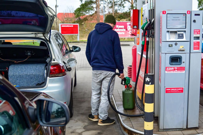Kolejki niemieckich aut na przygranicznych stacjach paliw