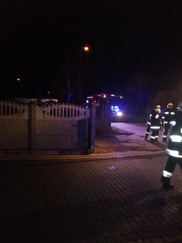 Dwa auta i laweta w ogniu! Na miejscu aż 5 zastępów straży pożarnej