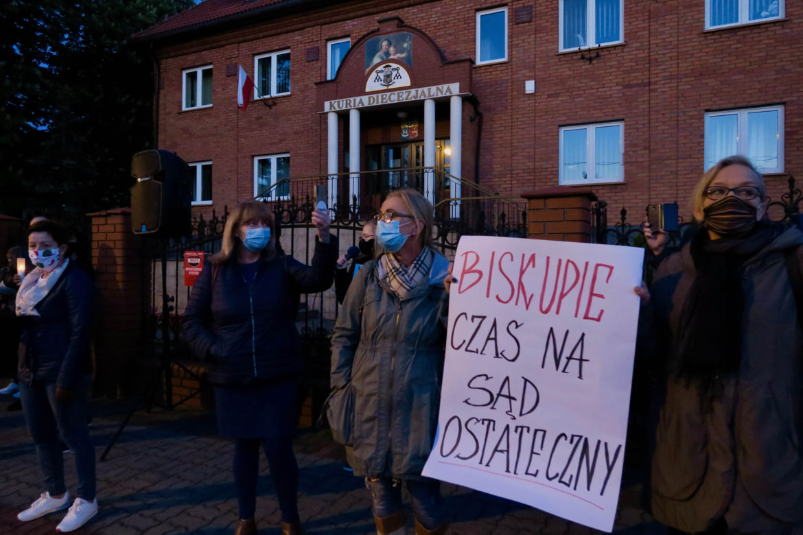 Manifestacja przed kaliską kurią diecezjalną. Kaliszanie oburzeni zachowaniem biskupa Janiaka