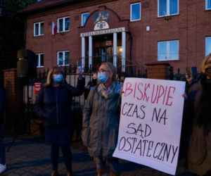 Manifestacja przed kaliską kurią diecezjalną. Kaliszanie oburzeni zachowaniem biskupa Janiaka