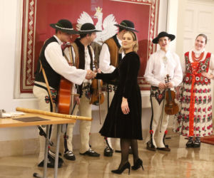 W Pałacu Prezydenckim już święta. Marta Nawrocka z rodziną ubierała choinkę