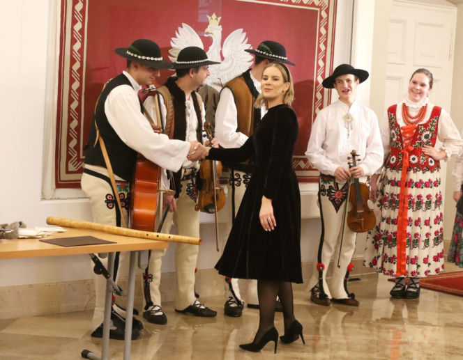 W Pałacu Prezydenckim już święta. Marta Nawrocka z rodziną ubierała choinkę