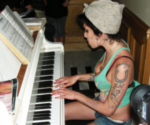 Amy Winehouse śpiewa w barze hotelowym