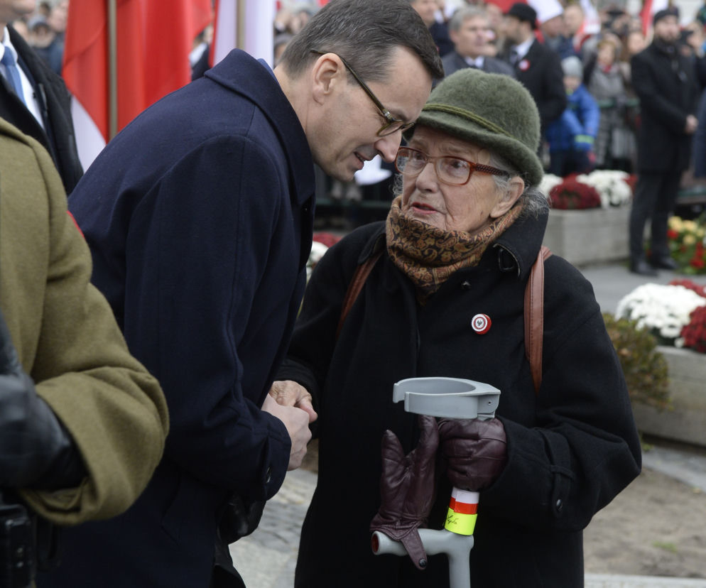 Andrzej Duda pod pomnikiem Józefa Piłsudskiego położył tylko dwie róże 