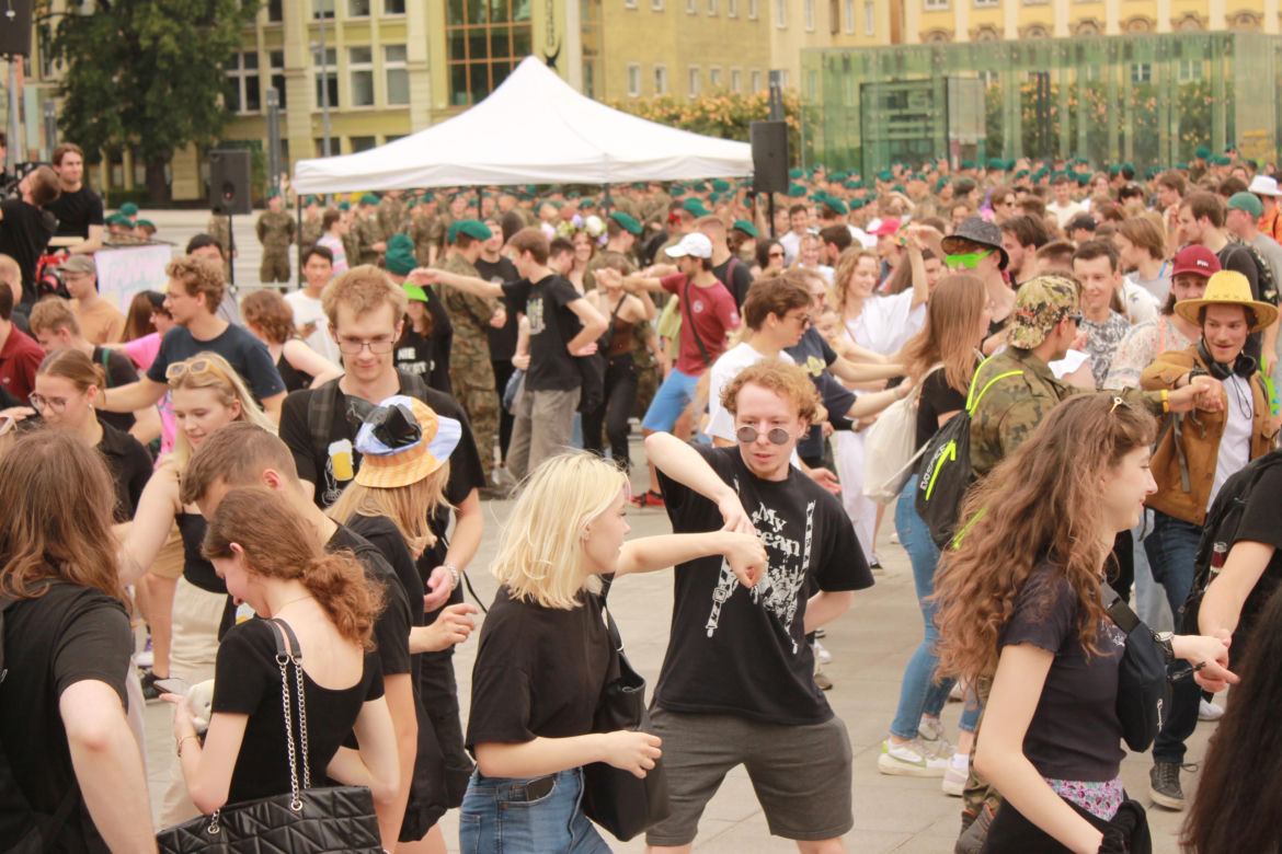 Studenci opanowali Wrocław. Pochód juwenaliowy przeszedł ulicami miasta. Było śpiewająco! [ZDJĘCIA]