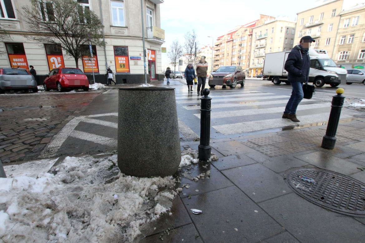 Tu zmarł 38-latek. Poślizgnął się na oblodzonym chodniku i uderzył głową o beton 