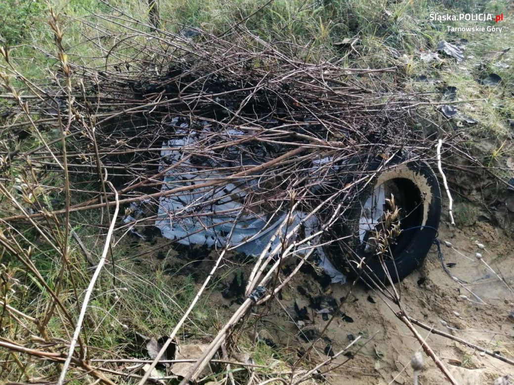 Śląskie: Skok stulecia w Kaletach. Ukradli skrzynki z pustymi butelkami po piwach. Cenny łup ukryli w wykopanym dole