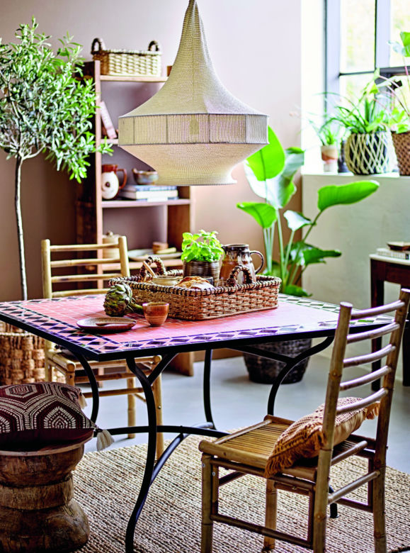 Wnętrza w stylu biophilic – sofa w ogrodzie