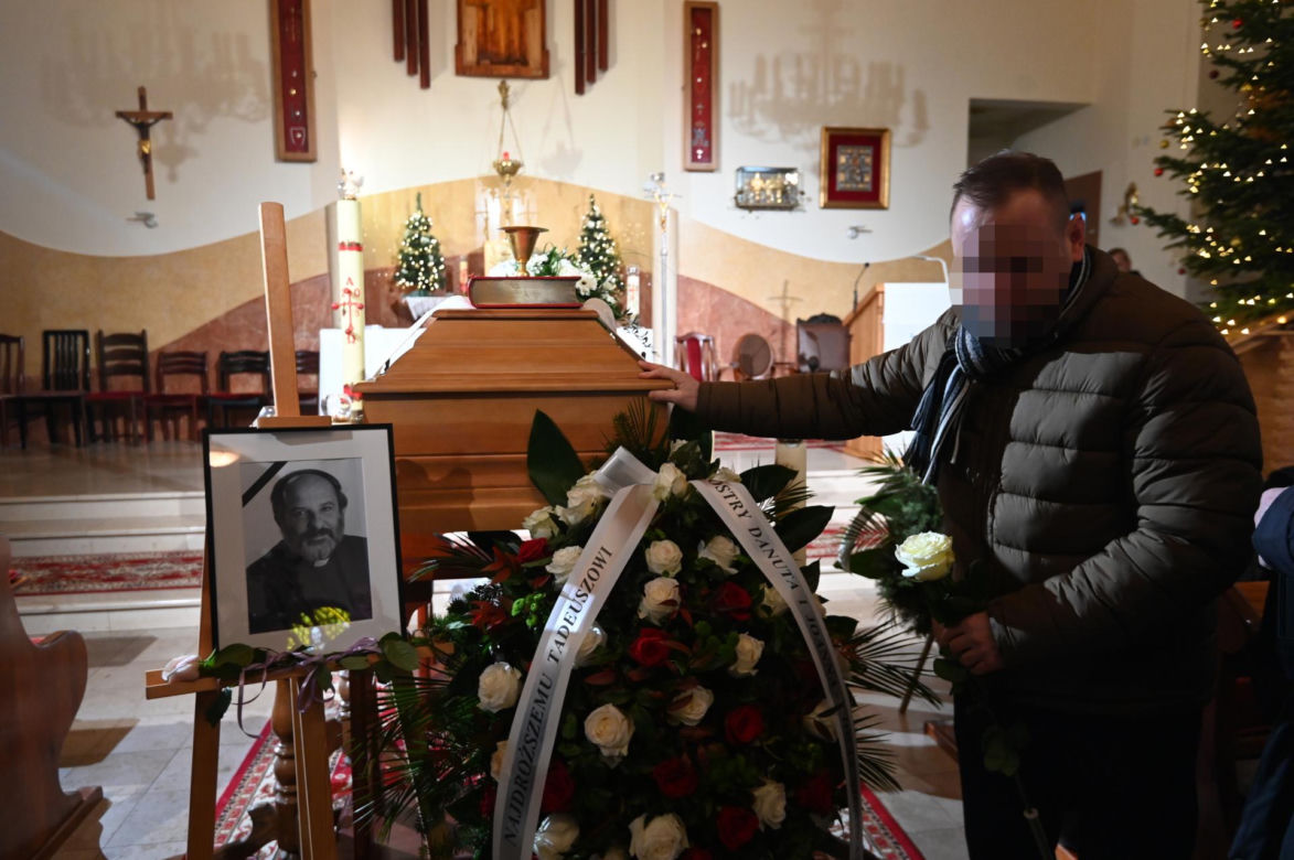 Pogrzeb ks. Isakowicza-Zaleskiego. Tak żegnają zmarłego kapłana