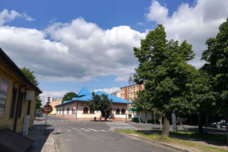 To miasto ma jeden z najpiękniejszych pałaców w Łódzkiem. Zachwyca też klasztorem