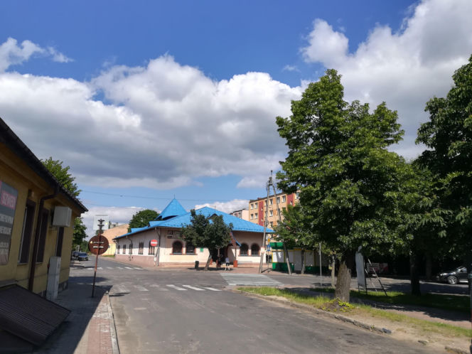 To miasto ma jeden z najpiękniejszych pałaców w Łódzkiem. Zachwyca też klasztorem