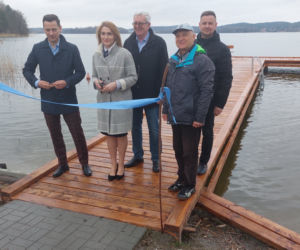 Tomaszkowo. Nowy pomost nad jeziorem Wulpińskim już gotowy! [ZDJĘCIA]