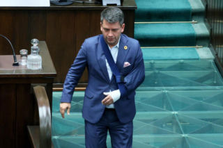 Poseł Paweł Śliz miał wypadek! Z ręką na temblaku pojawił się w Sejmie
