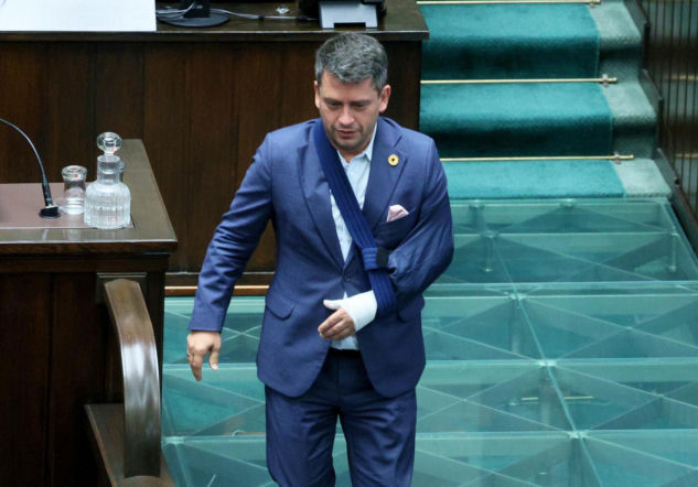 MP Paweł Śliz had an accident! With his hand on a sling, he appeared in the Sejm