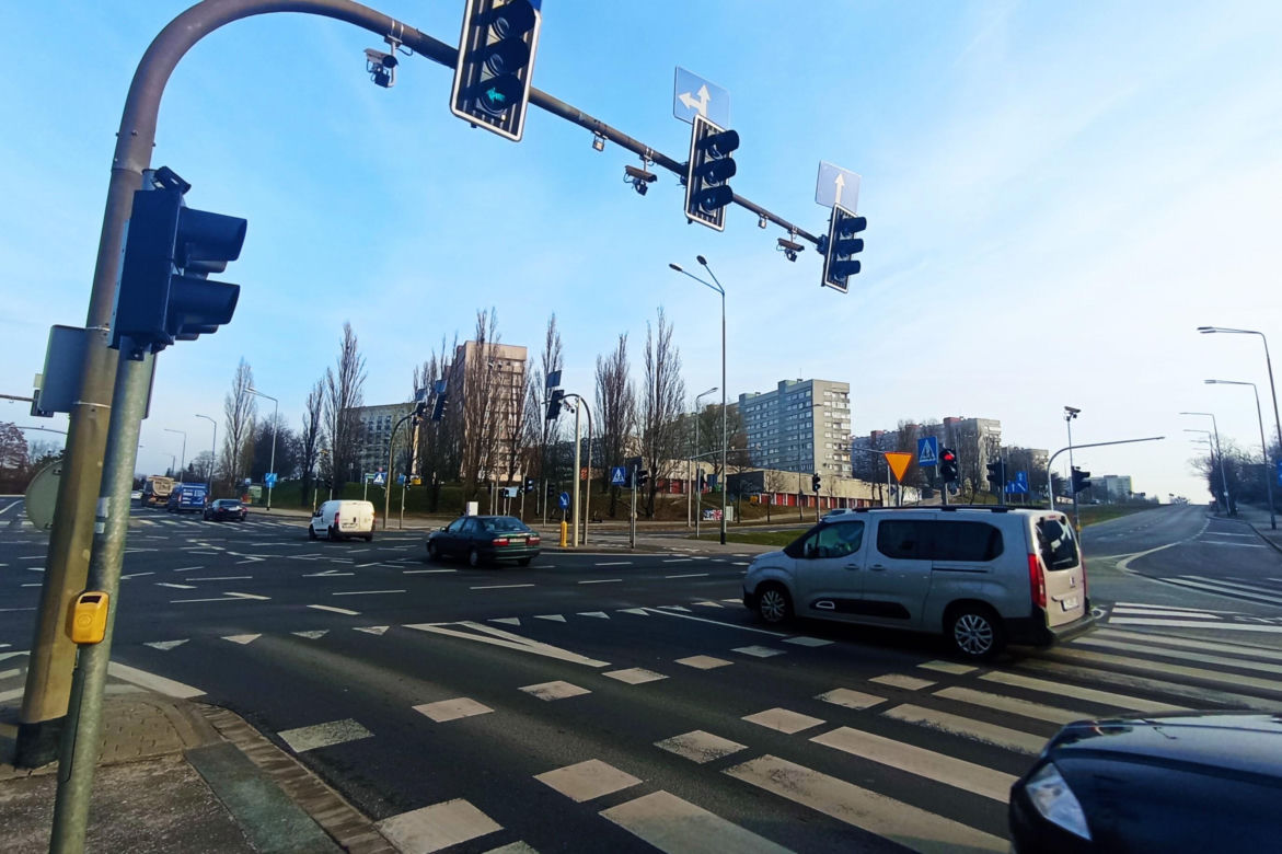 Na skrzyżowaniu ulic 26 Kwietnia, Derdowskiego i Taczaka uruchomiono system RedLight3